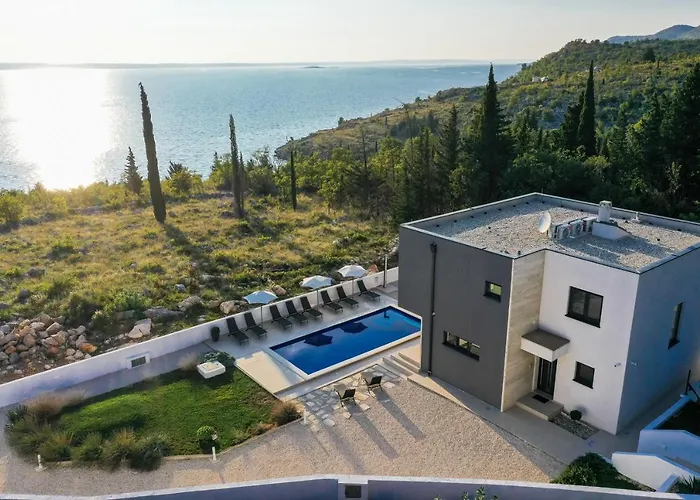 Royal Promons - Heated Pool