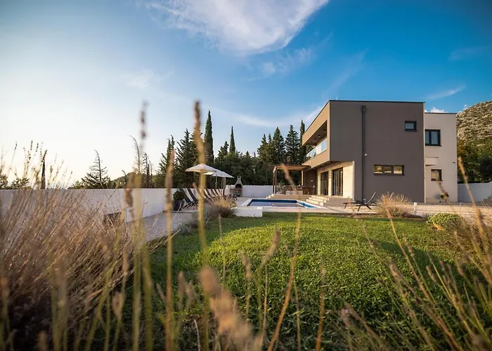 Royal Promons - Heated Pool