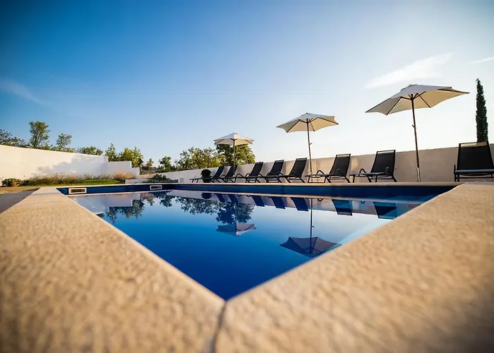 Royal Promons - Heated Pool