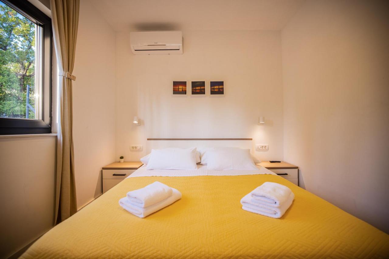 Royal Promons - Heated Pool Villa Starigrad Paklenica