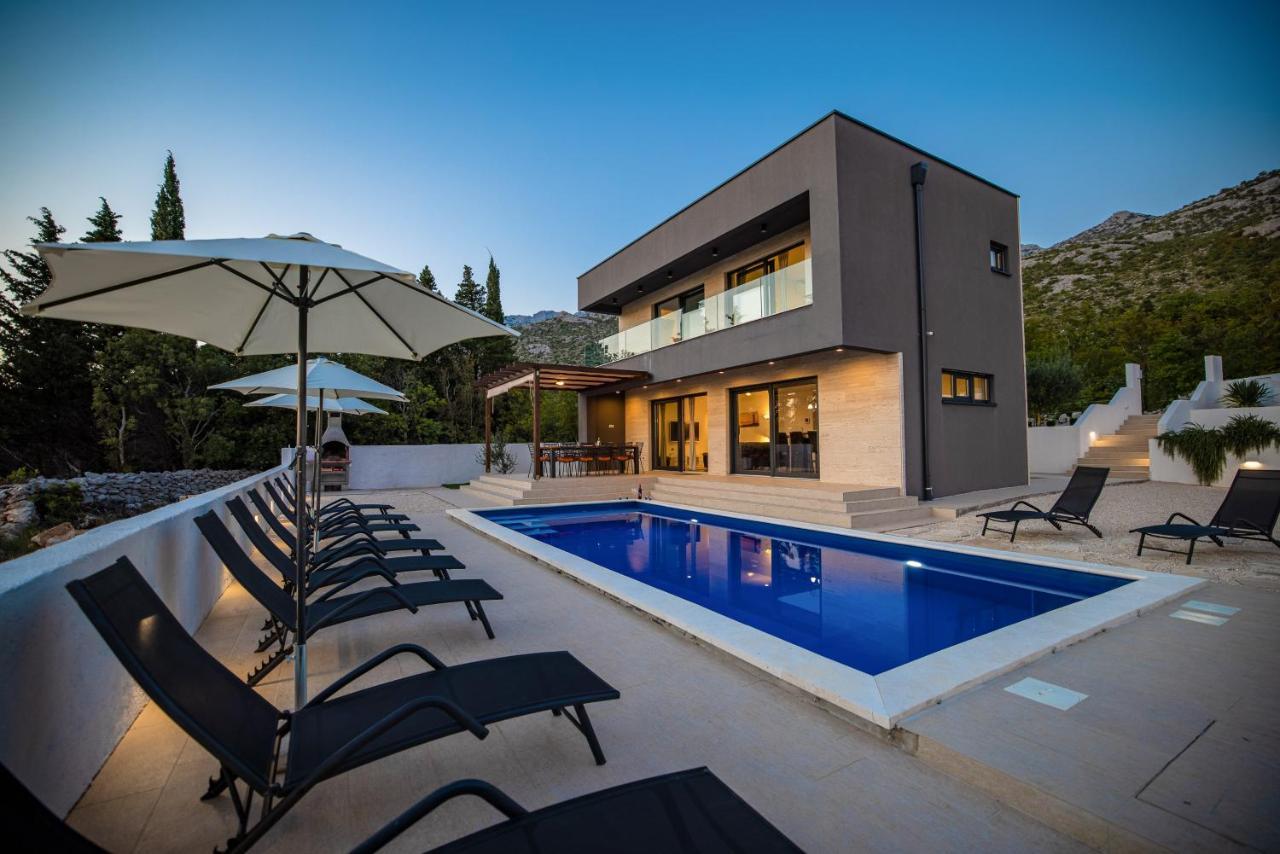 Royal Promons - Heated Pool