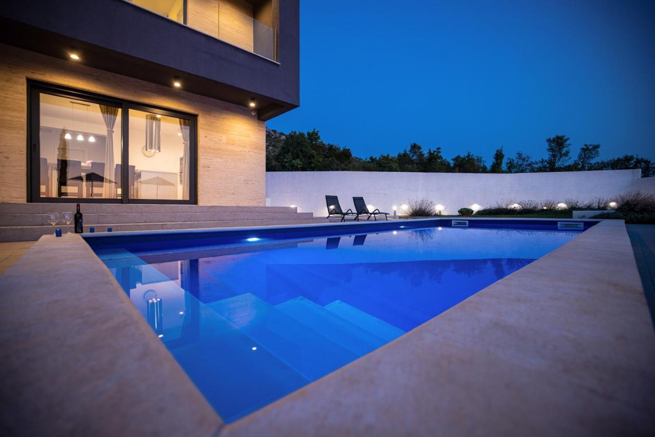 Royal Promons - Heated Pool